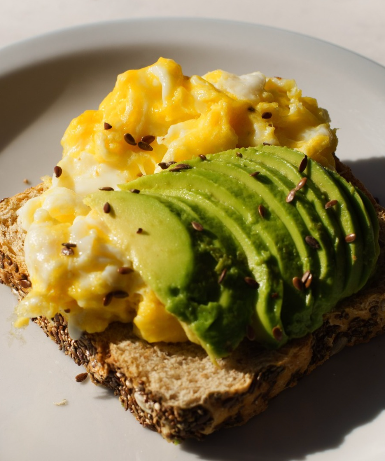 Tostada de pan multicereal con palta y huevos revueltos