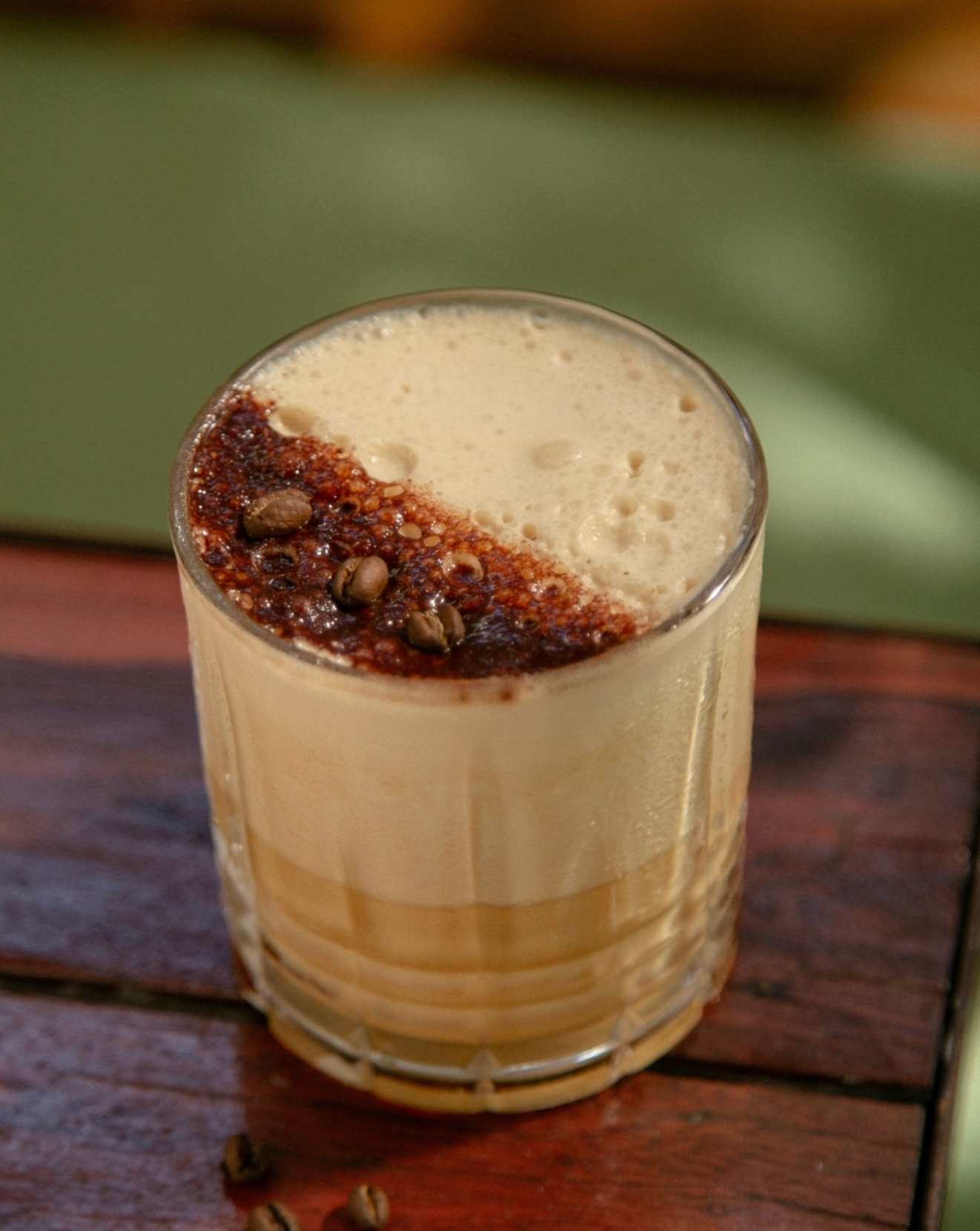 Bebida de café espumosa servida en vaso