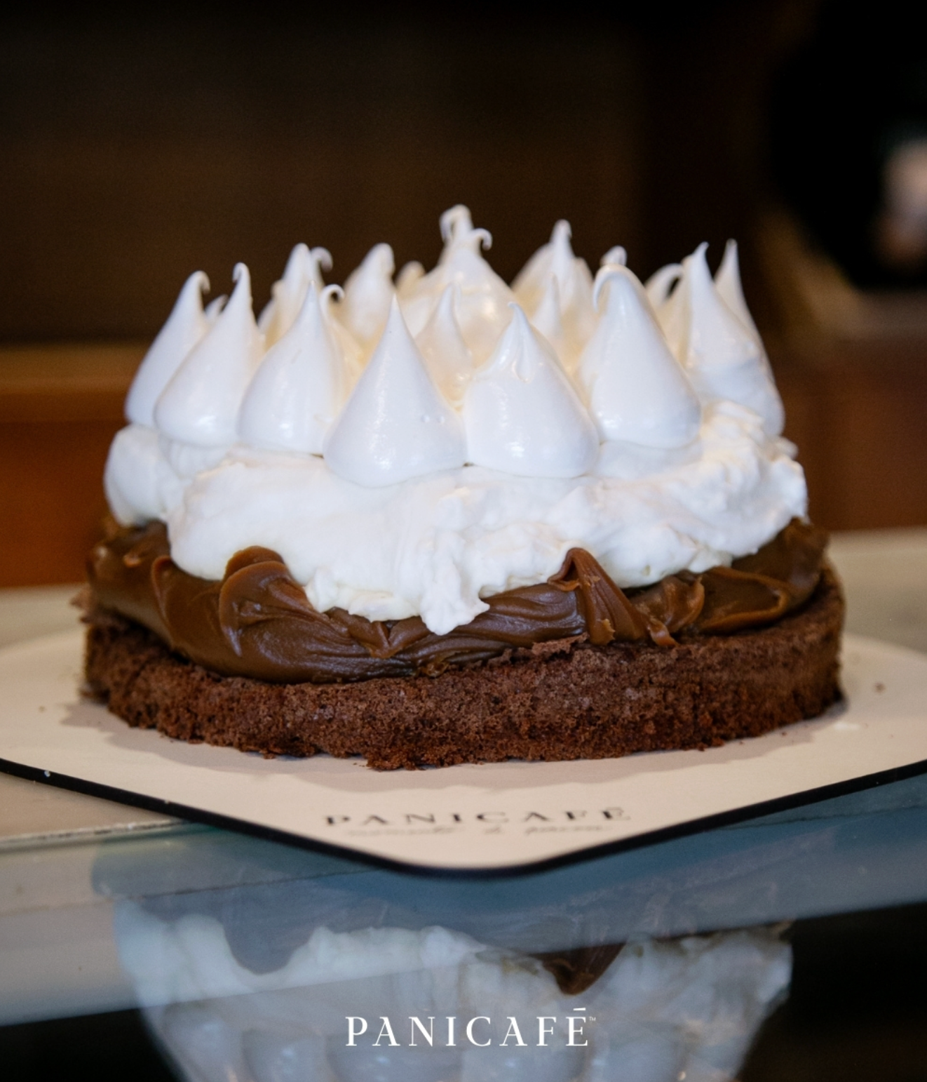 Torta con dulce de leche y copos de merengue